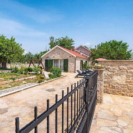 My Dalmatia - Authentic Zvonko With Private Swimming Pool Podlug